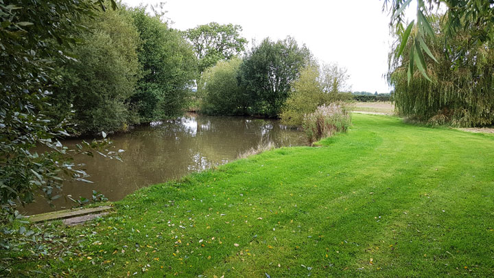 Pleaseure fishing on Doughnut match water